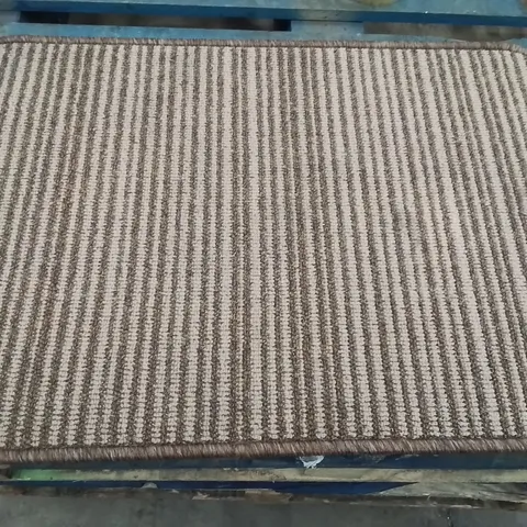 QUALITY DESIGNER AREA RUG - APPROXIMATELY 75X50CM