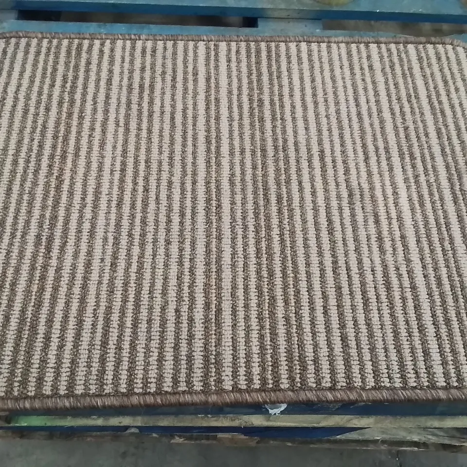 QUALITY DESIGNER AREA RUG - APPROXIMATELY 75X50CM