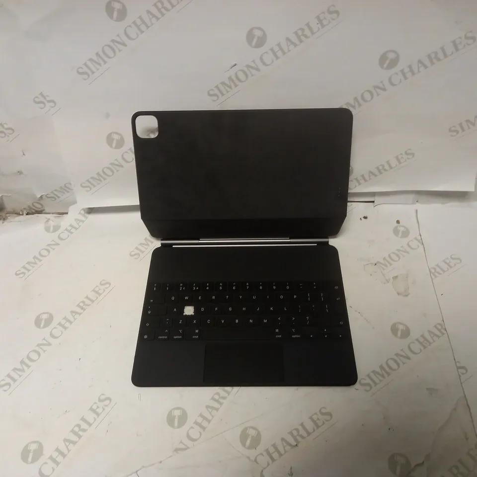 APPLE IPAD MAGNETIC KEYBOARD AND CASE 
