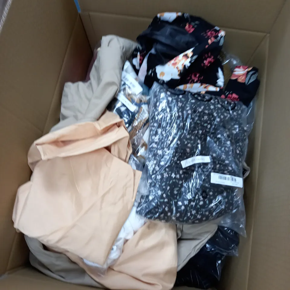 BOX OF ASSORTED CLOTHING ITEMS TO INCLUDE DRESSES, COATS, TOPS, SOCKS ETC