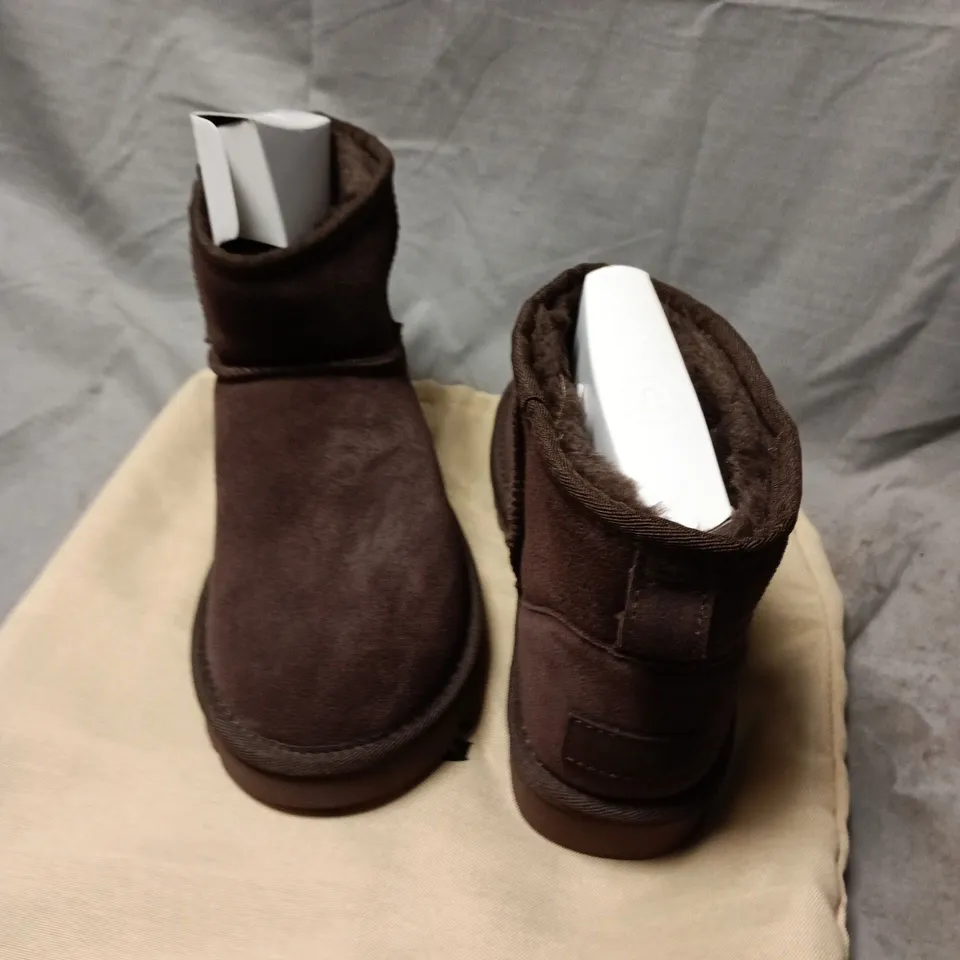 UGG BROWN SUEDE TODDLERS' ANKLE BOOT WITH DUST BAG - 38