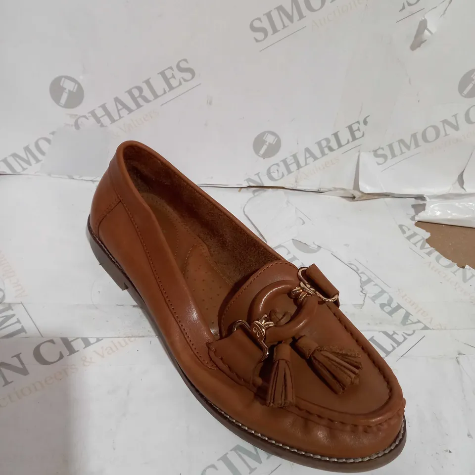 BOXED MODA IN PELLE FALCONCIE TASSEL LOAFERS, TAN LEATHER - SIZE 5