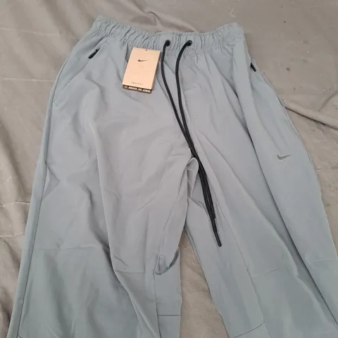 NIKE MENS TRAINING BOTTOMS IN GREY - S