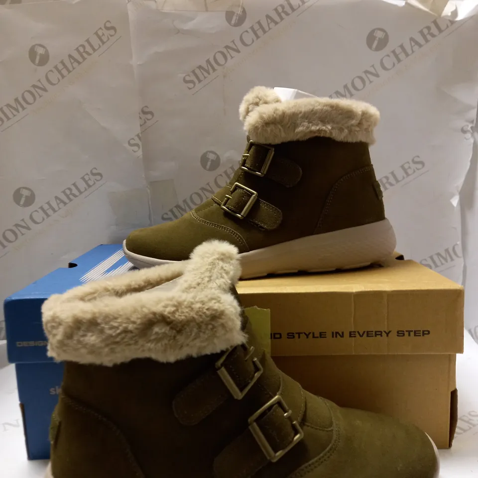 SKETCHERS ON THE GO BOOTS SIZE 4.5