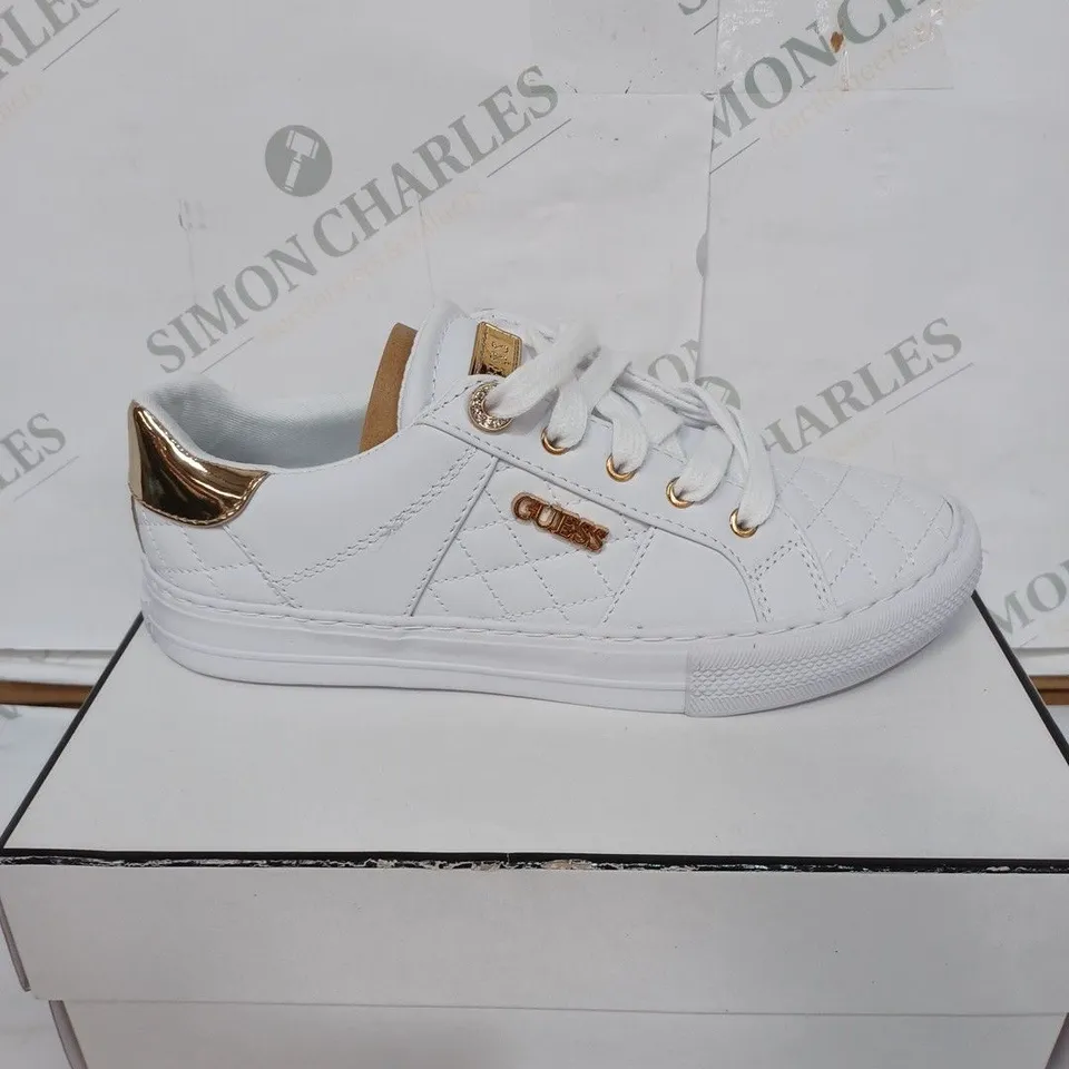 BOXED PAIR OF GUESS LOVEN WHITE TRAINERS - WHITE & GOLD / SIZE: 7.5M UK 