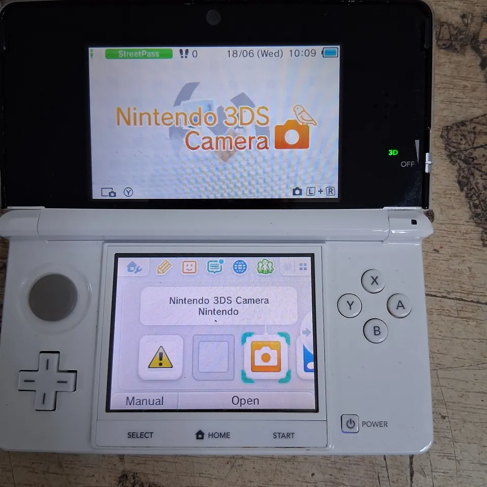 NINTENDO 3DS HAND HELD GAMING CONSOLE
