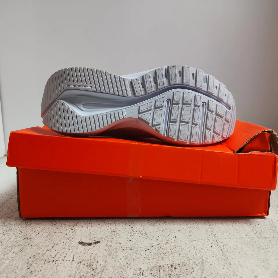 BOXED PAIR OF NIKE DOWNSHIFTER 14 TRAINERS IN WHITE SIZE UK 7