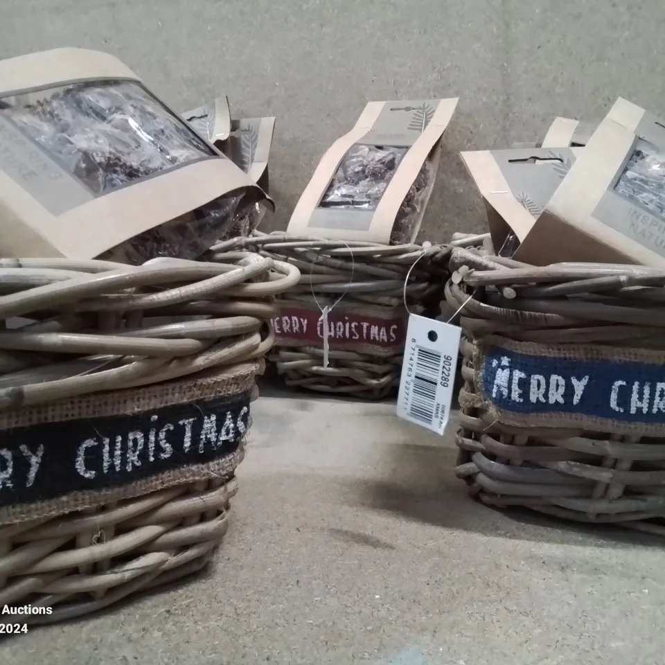 MIXED LOT CONTAINING  X15 CHRISTMAS BASKETS AND LARGE AMOUNT OF NATURAL TABLE DECORATION