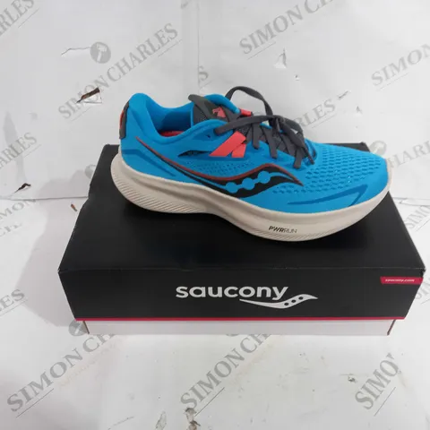 BOXED PAIR OF SAUCONY WOMEN'S LACED RUNNING SHOES IN BLE - UK SIZE 5.5