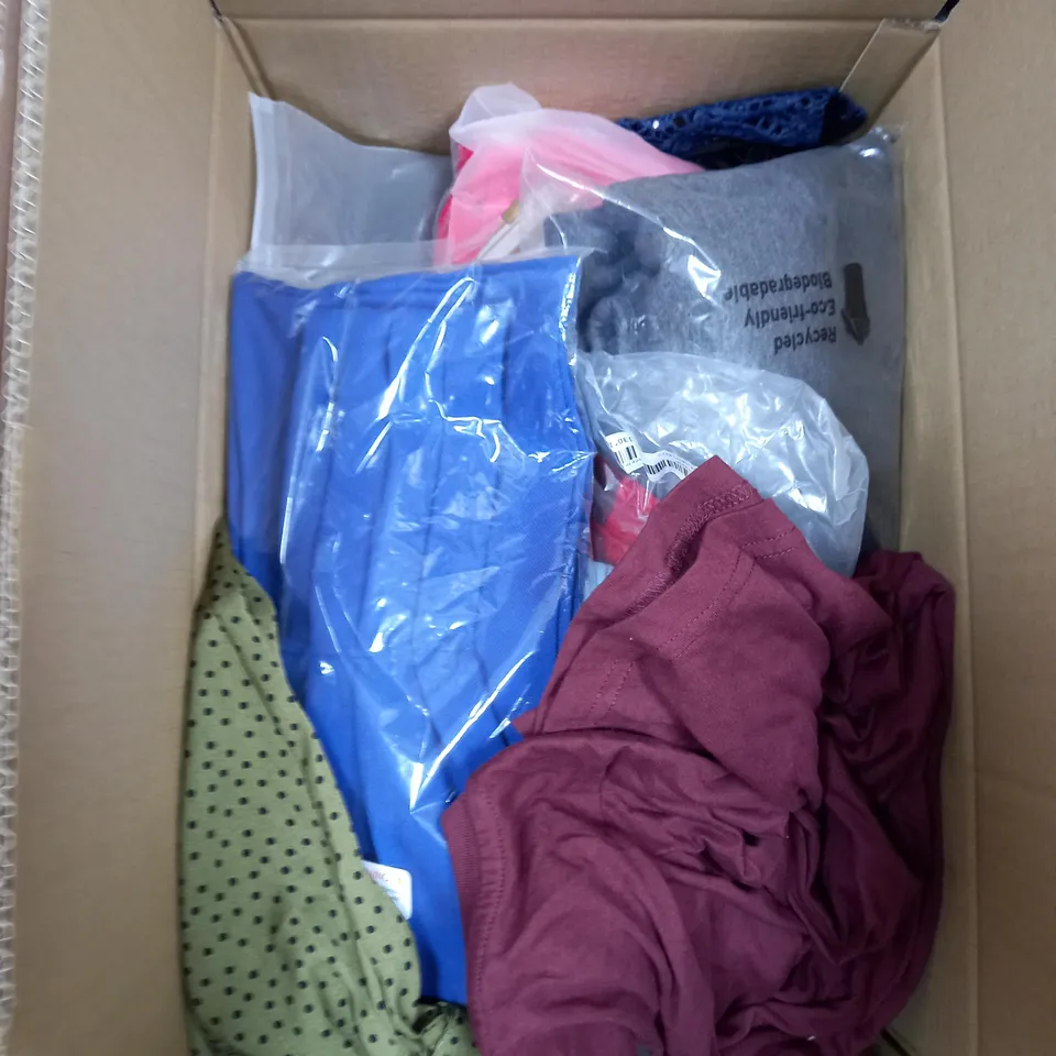 LOT OF ASSORTED CLOTHING ITEMS AND ACCESSORIES TO INCLUDE; T-SHIRTS, JUMPERS ETC