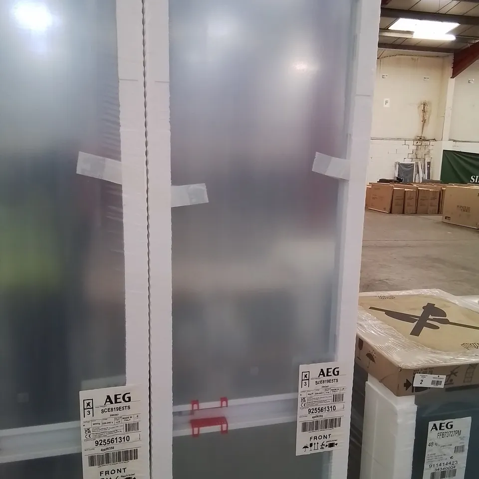 AEG INTEGRATED 70/30 FRIDGE FREEZER 207/60L Model SCE819E5TS RRP £975