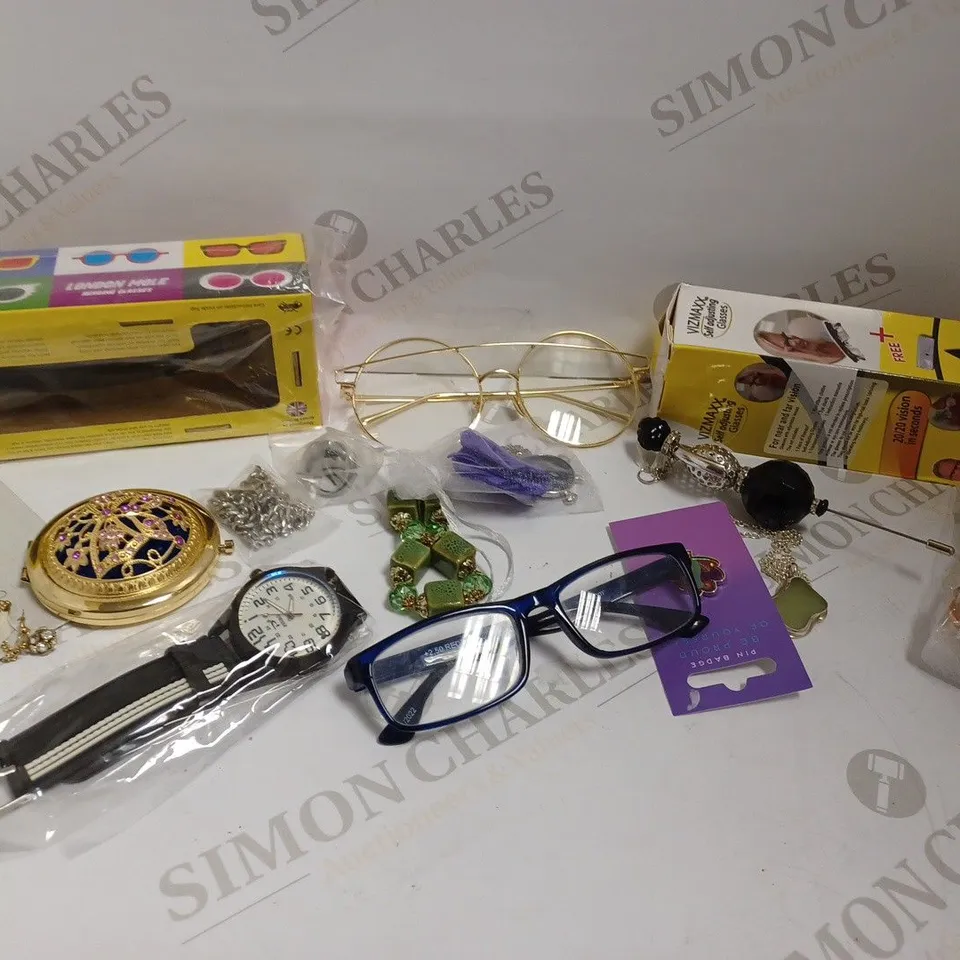 BOX OF APPROX 20 COSTUME JEWELLERY ITEMS INCLUDING GLASSES, RINGS AND NECKLACES