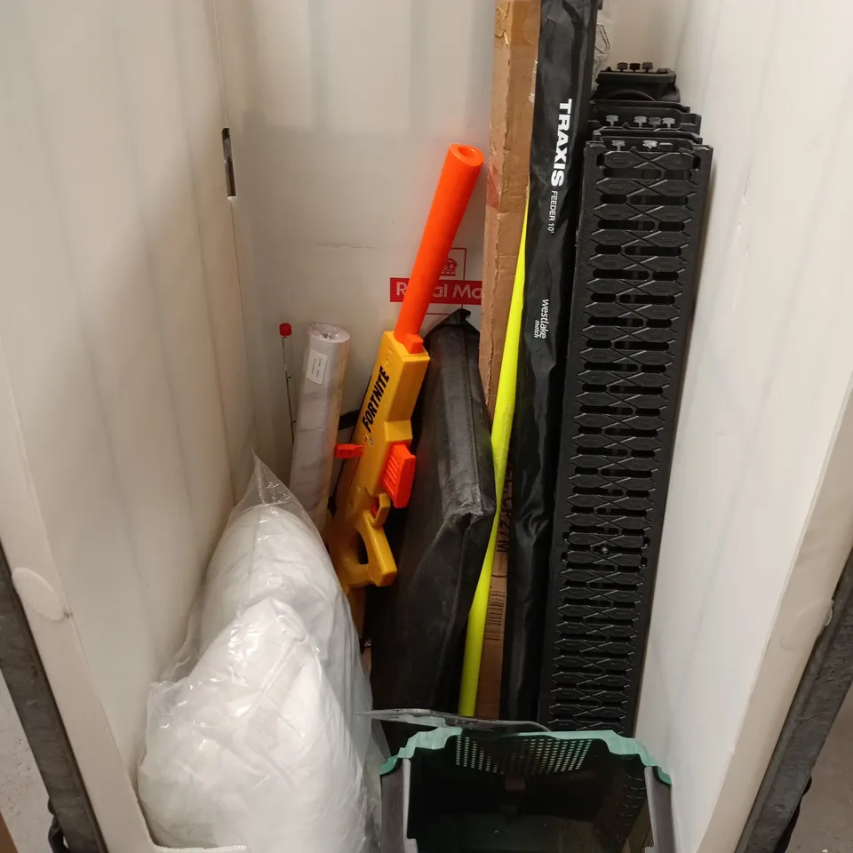 LOT OF APPROXIMATELY 15 ASSORTED HOUSEHOLD ITEMS TO INCLUDE 4.5 TOG DUVET, TRAXXIS FEEDER 10' AND AIR FILTER