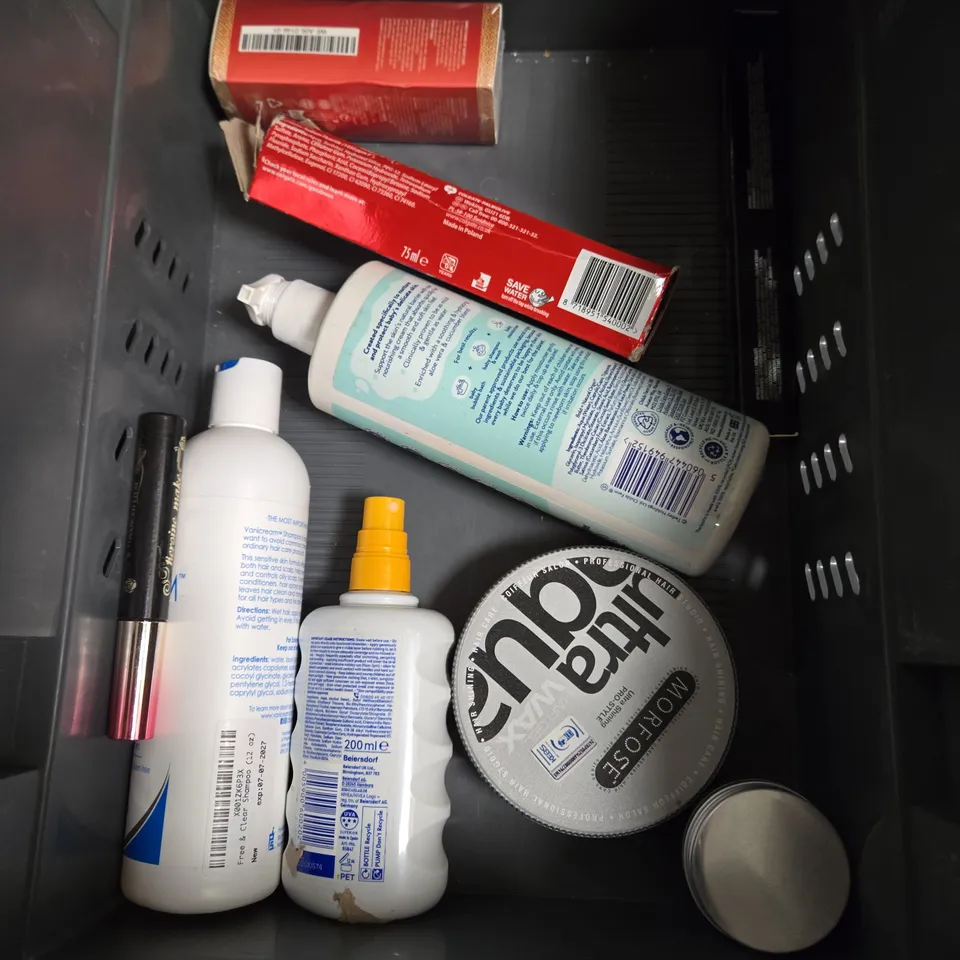 APPROXIMATEY 20 ASSORTED HEALTH AND BEAUTY PRODUCTS TO INCLUDE - CERAVE MOISTURISING CREAM - VASELINE PROTECTING JELLY - FREEMAN FACE SCRUB - ETC