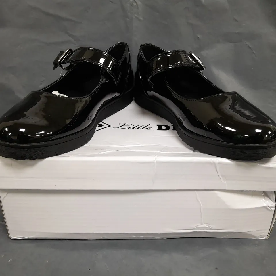 BOXED PAIR OF LITTLE DIVA SHOES IN GLOSSY BLACK SIZE 3