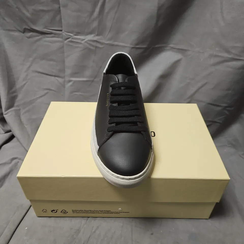 BOXED ARIGATO BLACK SNEAKERS WITH GREY SUEDE HEEL – UNISEX - SIZE 4