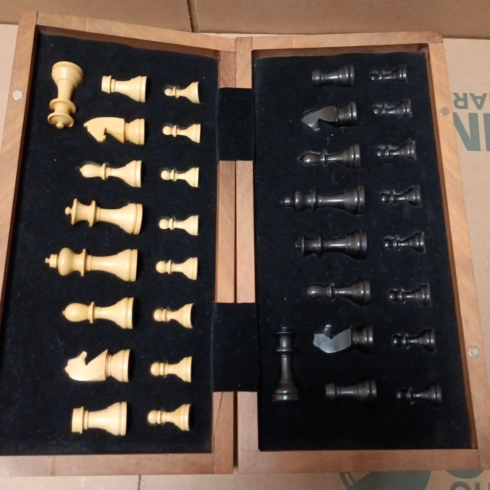 BOXED WORLD CHESS TRAVEL SET LETS PLAY