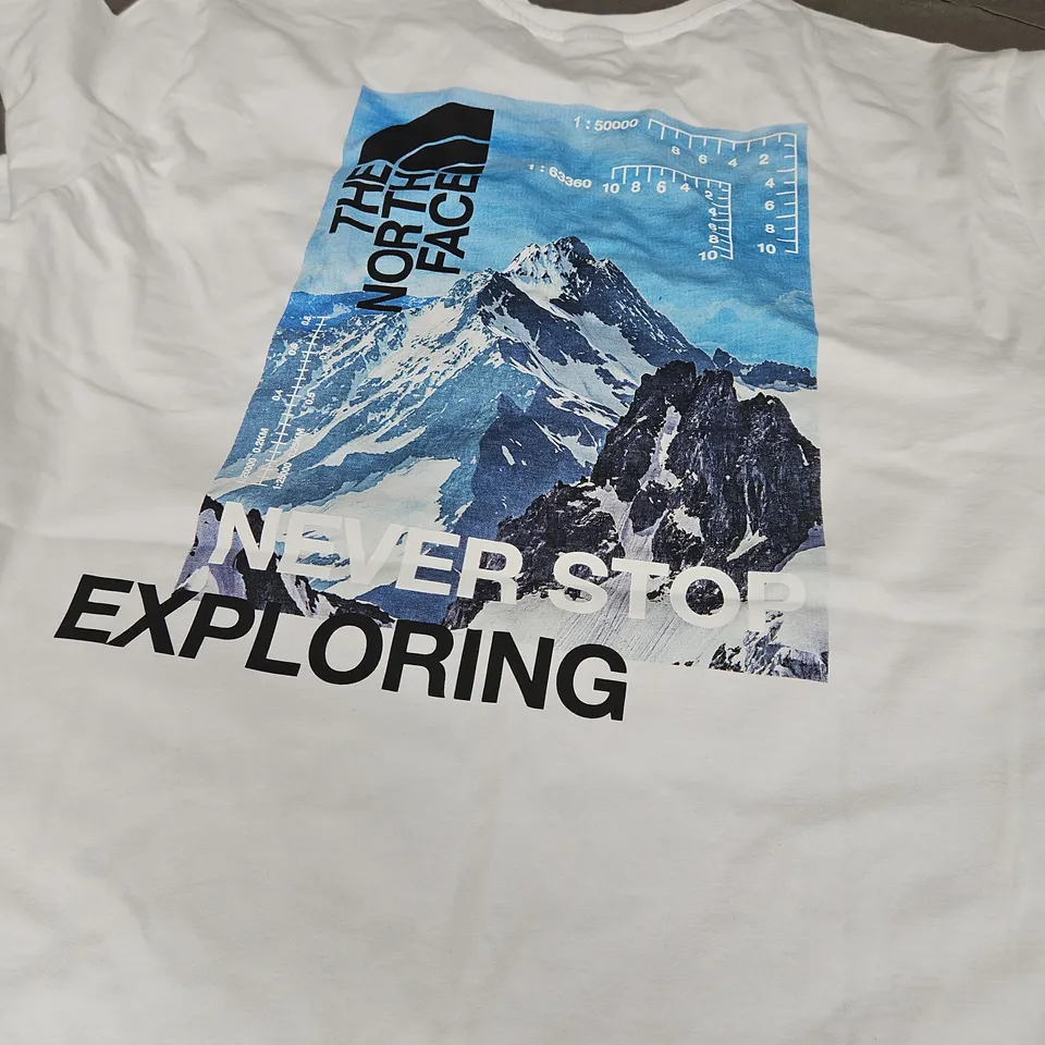THE NORTH FACE LOGO MOUNTAIN T-SHIRT, WHITE - UK SIZE L