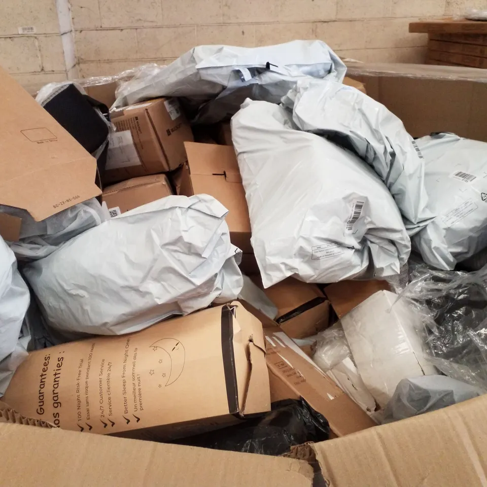 PALLET CONTAINING ASSORTED PILLOWS & CUSHIONS