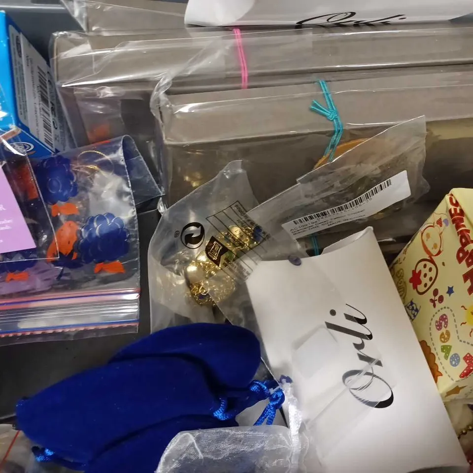 LOT OF APPROX 12 ASSORTED ITEMS OF JEWELLERY TO INCLUDE NECKLACES, EARRINGS, KEYRINGS, ETC 