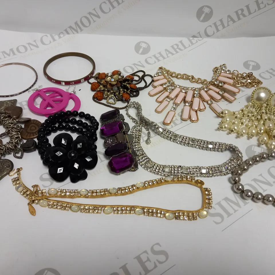 COLLECTION OF APPROXIMATELY 30 LOOSE JEWELLERY/COSTUME JEWELLERY ACCESSORIES TO INCLUDE NECKLACES, BRACELETS, EARRINGS ETC 
