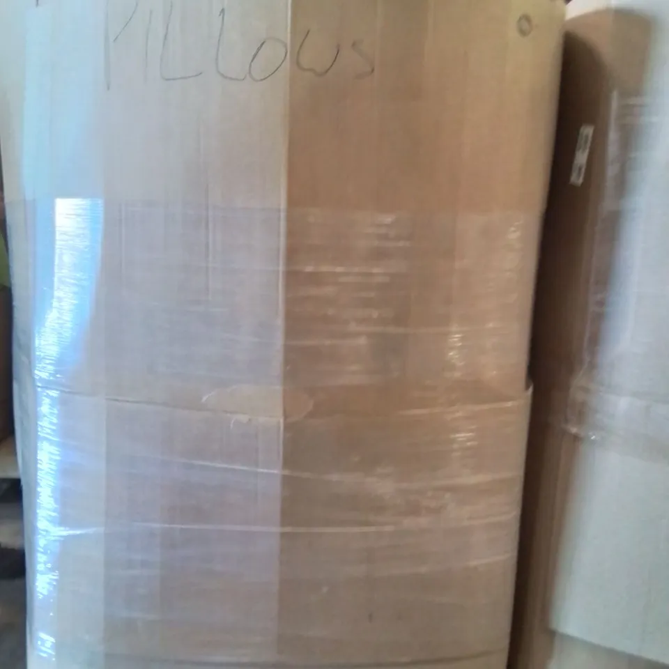 PALLET CONTAINING A LARGE QUANTITY OF PILLOWS