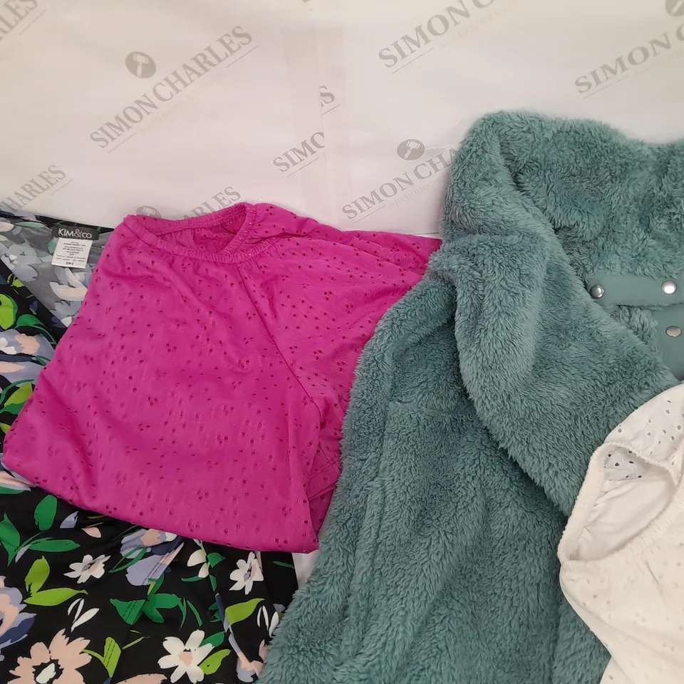 BOX OF ASSORTED CLOTHING MIXED COLOURS AND SIZES, INCLUDES DRESSES TOPS JEANS 