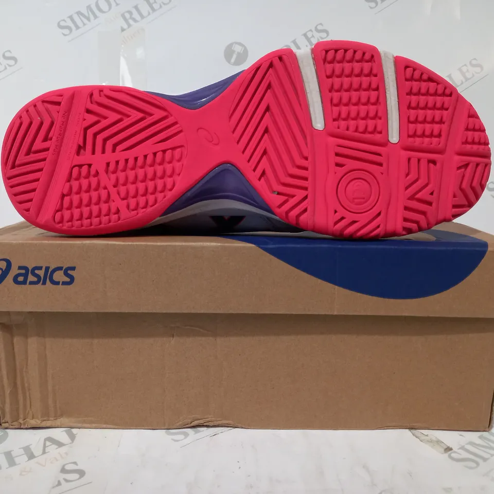 BOXED PAIR OF ASICS GEL-NETBURNER SHOES IN WHITE/NAVY/RED UK SIZE 8