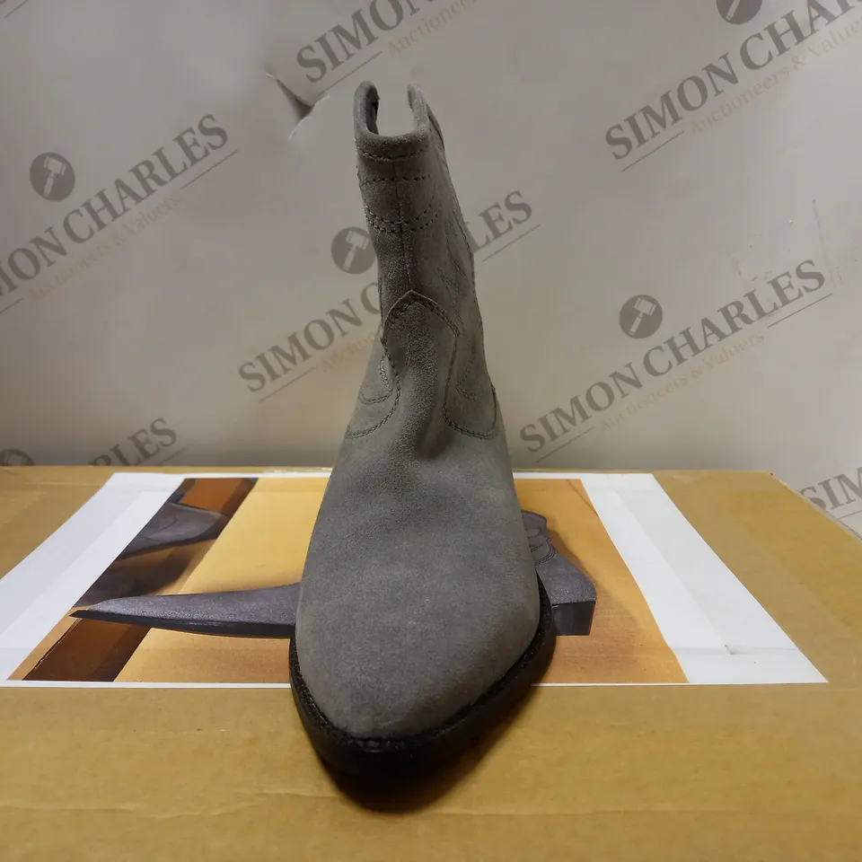 MAISON DE NIMES SUEDE WESTERN BOOTS, GREY - SIZE 5