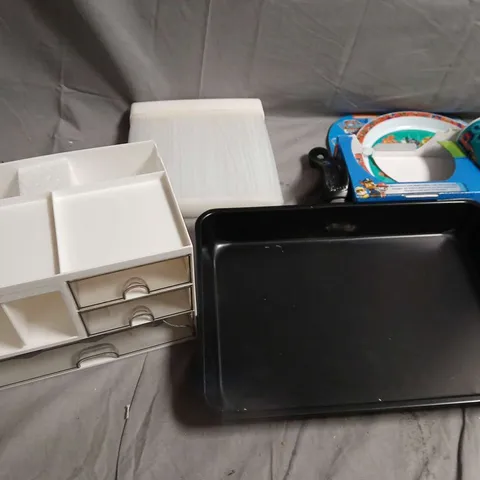 APPROXIMATELY 10 ASSORTED HOUSEHOLD PRODUCTS TO INCLUDE CHILDRENS PLATE SET, STORAGE DRAWS, TOILET BRUSH ETC