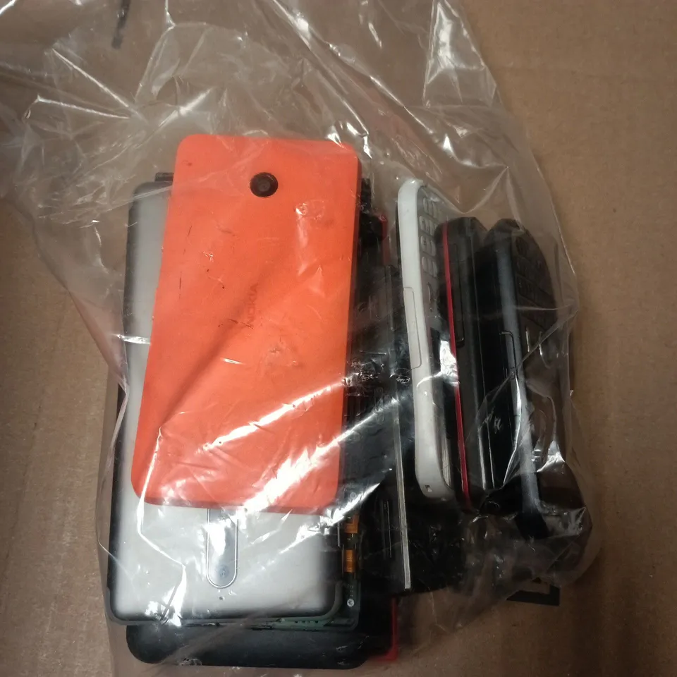 APPROXIMATELY 9 ASSORTED USED PHONES AND PHONE PARTS TO INCLUDE NOKIA & MICROSOFT