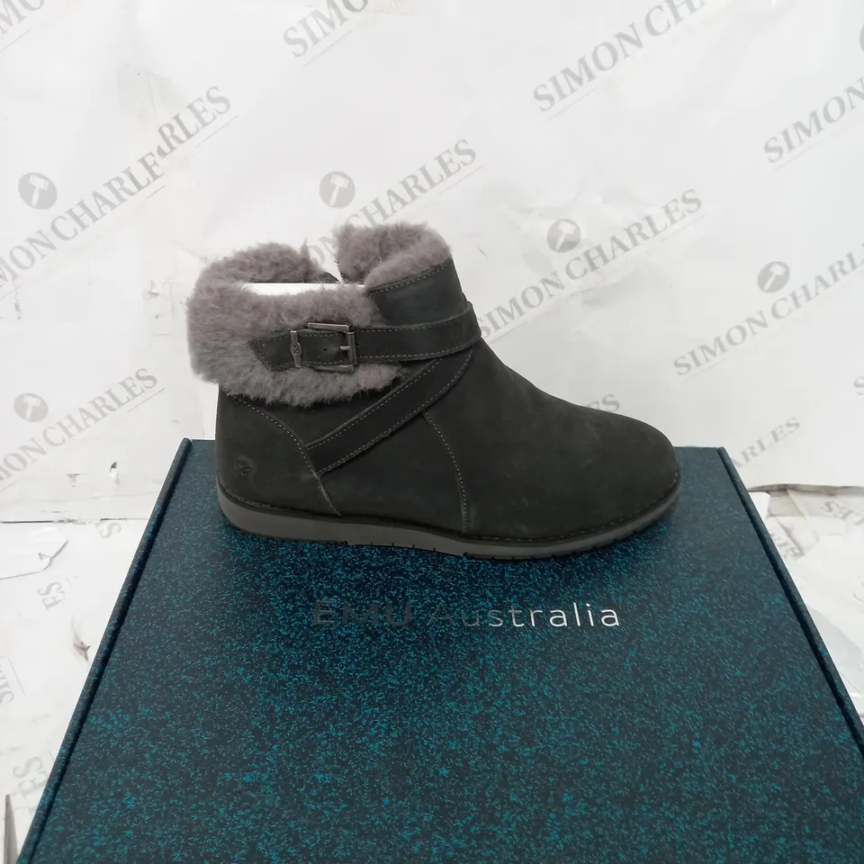 EMU AUSTRALIA MERAK SUEDE BOOTS, DARK GREY, UK SIZE 9