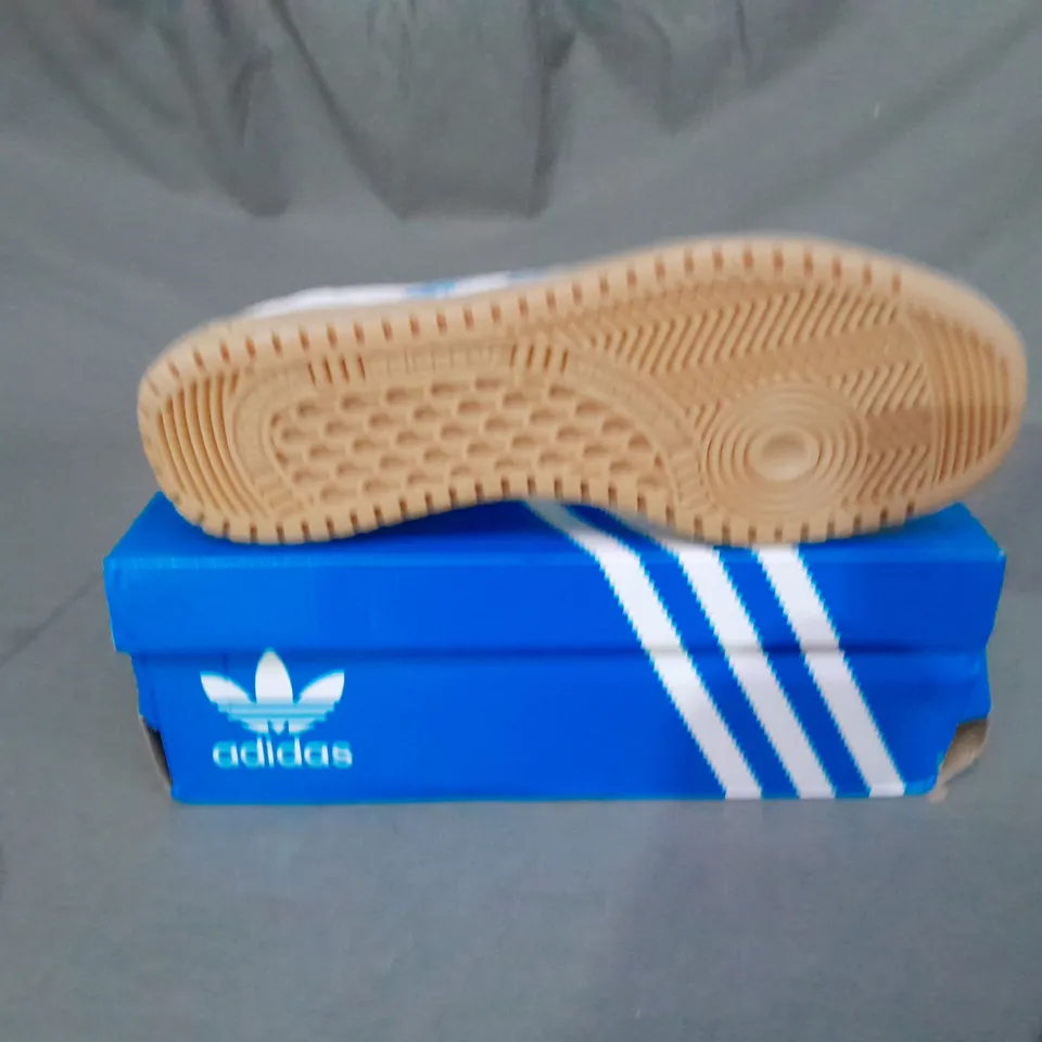 BOXED PAIR OF ADIDAS HAND 2 GUM SHOES SIZE 9.5