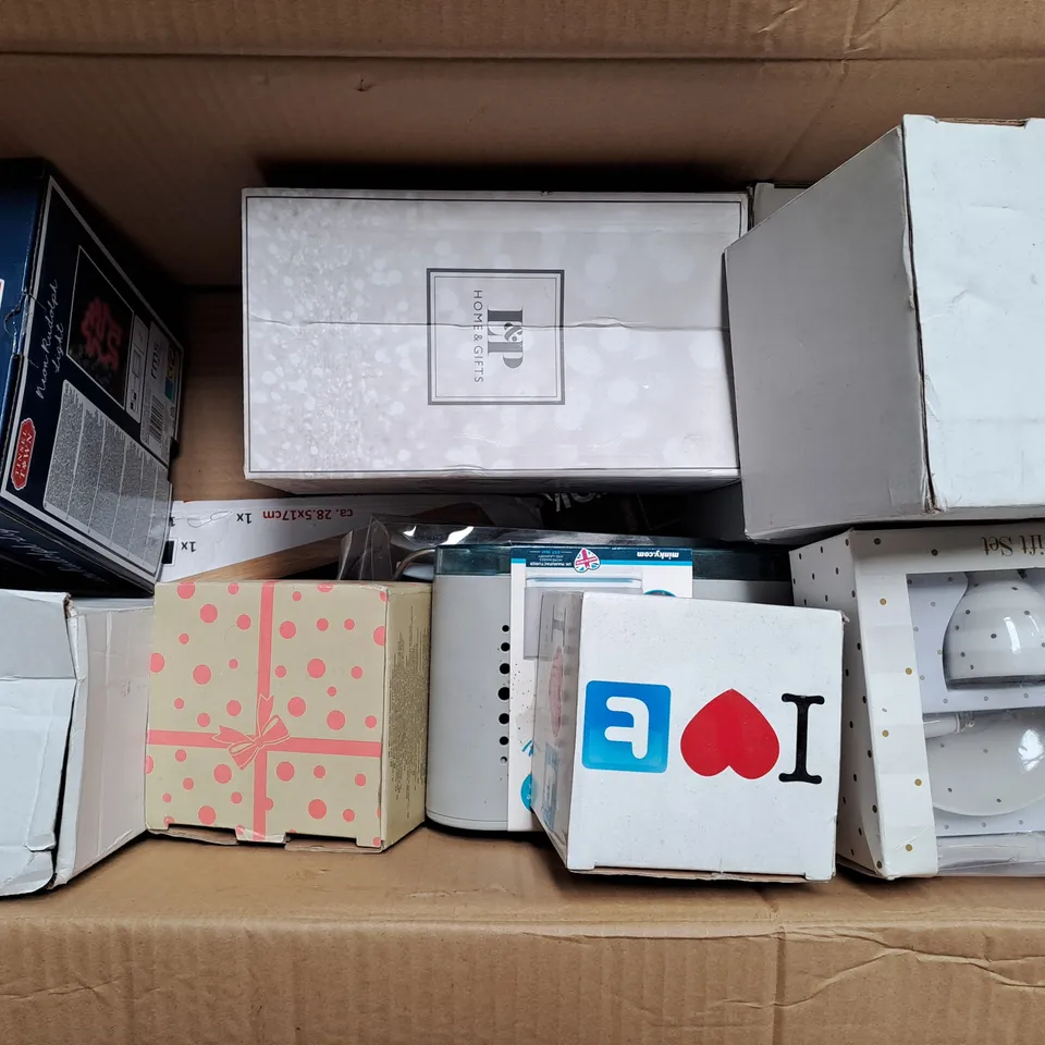 BOX OF ASSORTED HOUSEHOLD ITEMS TOO INCLUDE MUGS , WINE GLASSES AND LAMPS 