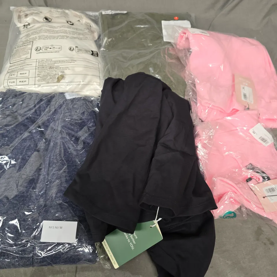 APPROXIMATELY 25 ASSORTED CLOTHING ITEMS IN VARIOUS SIZES, STYLES & COLOURS TO INCLUDE BRANDS SUCH AS HALARA, MISSYEMPIRE, STRADIVARIUS, ETC - COLLECTION ONLY