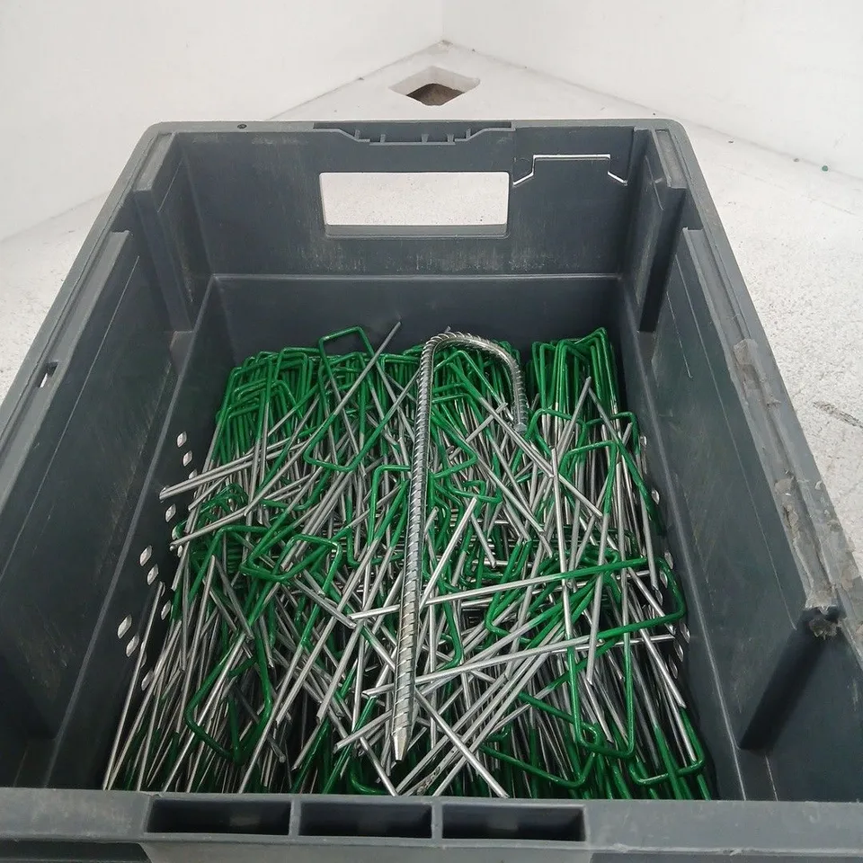 TOTE OF APPROXIMATELY 100 GARDEN FIXING PINS U SHAPED