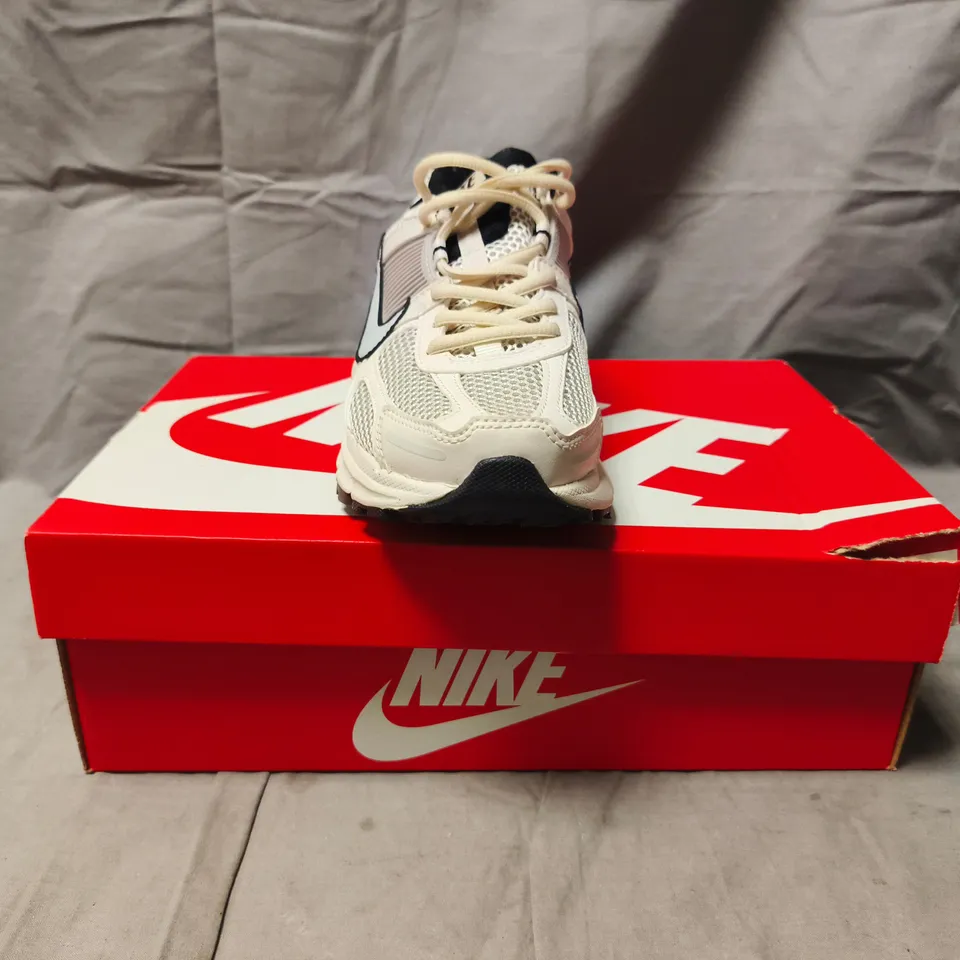 BOXED PAIR OF NIKE WOMEN'S ZOOM VOMERO 5 TRAINERS IN OFF WHITE SIZE UK 5.5