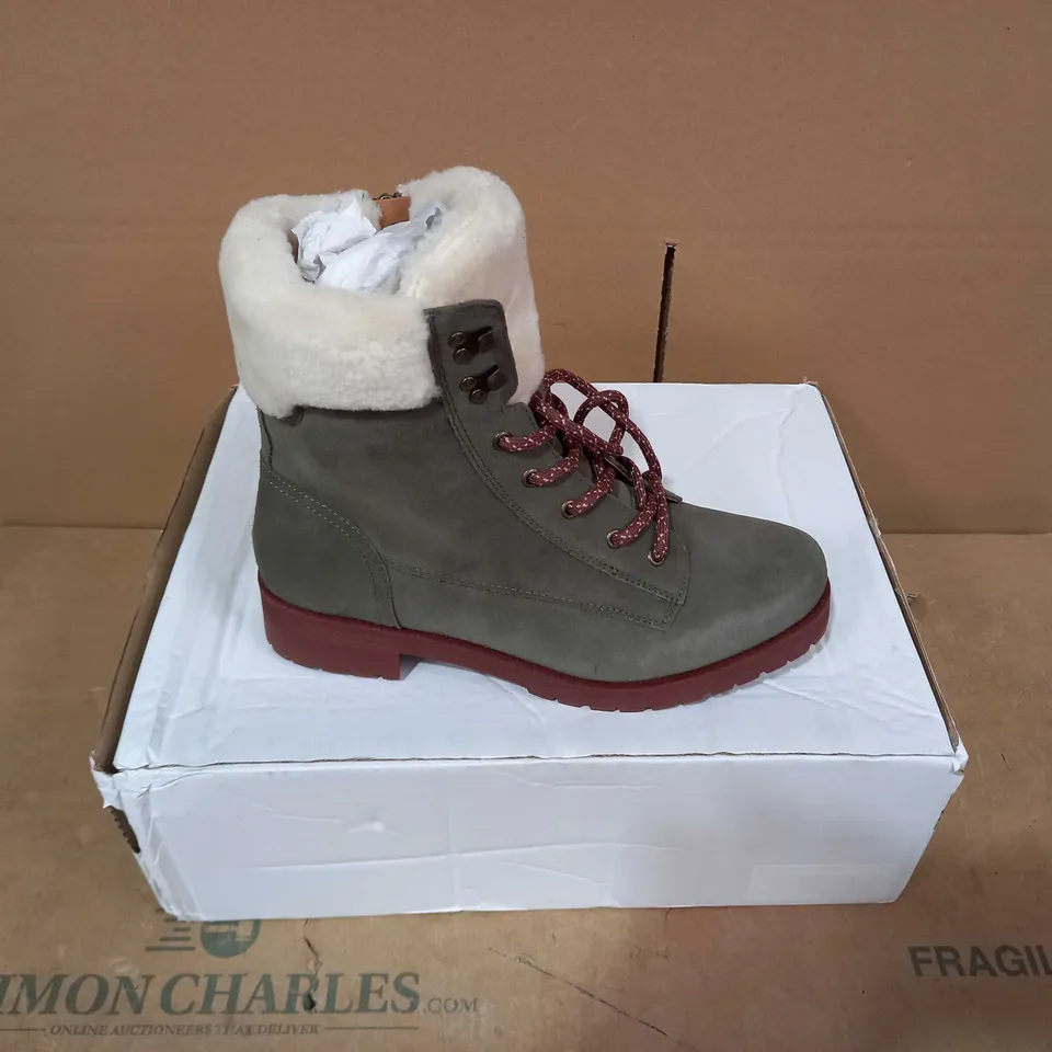 BOXED PAIR OF VIONIC BOOTS - SIZE 7