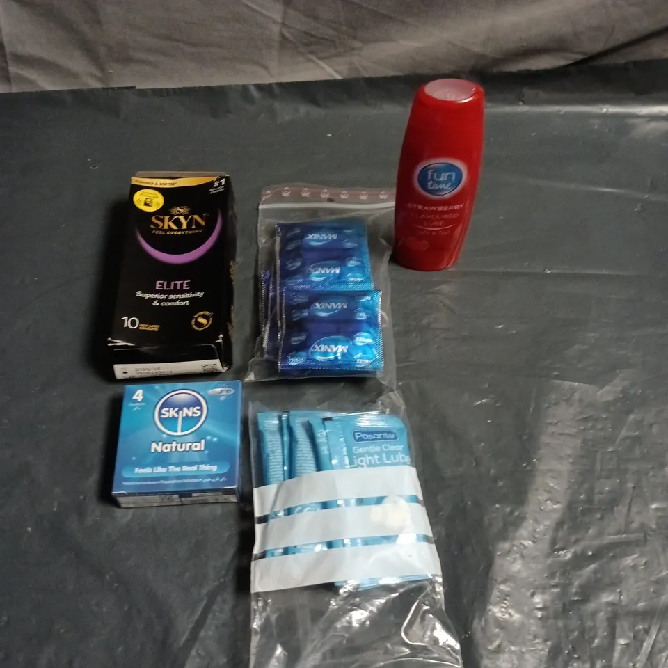 APPROXIMATELY 20 PACKS OF ASSORTED CONDOMS AND LUBE SACHETS TO INCLUDE SKYN, FUN TIME AND PASANTE