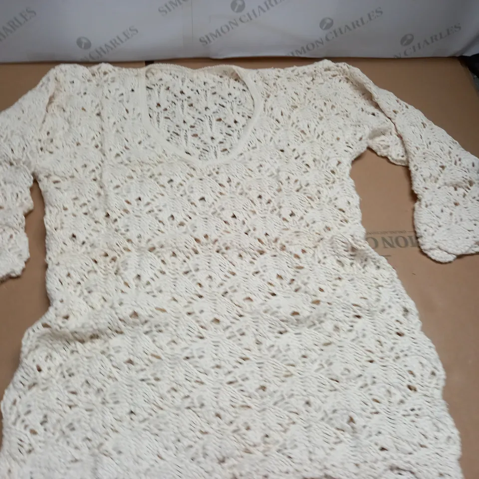 LOT OF APPROXIMATELY 16 V-NECK CROCHET PULL JUMPERS - SIZE UNSPECIFIED