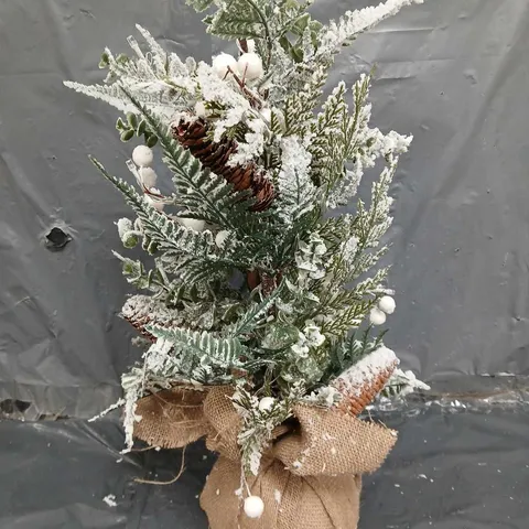 MISTLETOE AND FERN LIT TABLETOP TREE