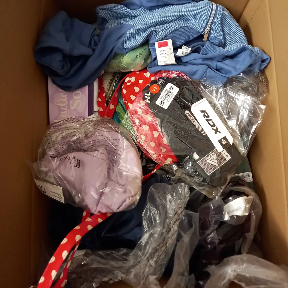 BOX OF APPROX 35 ASSORTED CLOTHING ITEMS TO INCLUDE - DRESSES, T-SHIRTS AND TROUSERS