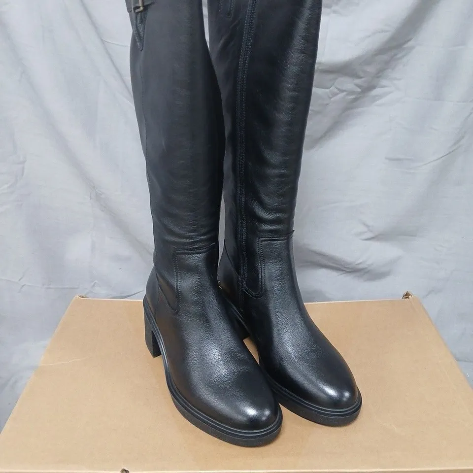 BOXED PAIR OF VIONIC STACY SONORA BOOTS - 5