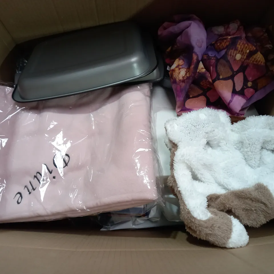 BOX OF APPROXIMATELY 12 ASSORTED ITEMS TO INCLUDE - VENOTTI SHOWER HEAD - BRESSER LED SEWING MAGNIFIER - WHAM 39CM ROASTER ECT