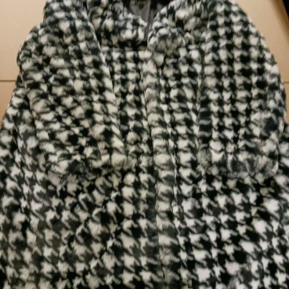 CENTIGRADE LADIES HOUNDSTOOTH FAUX FUR BLACK AND WHITE COAT SIZE XXL