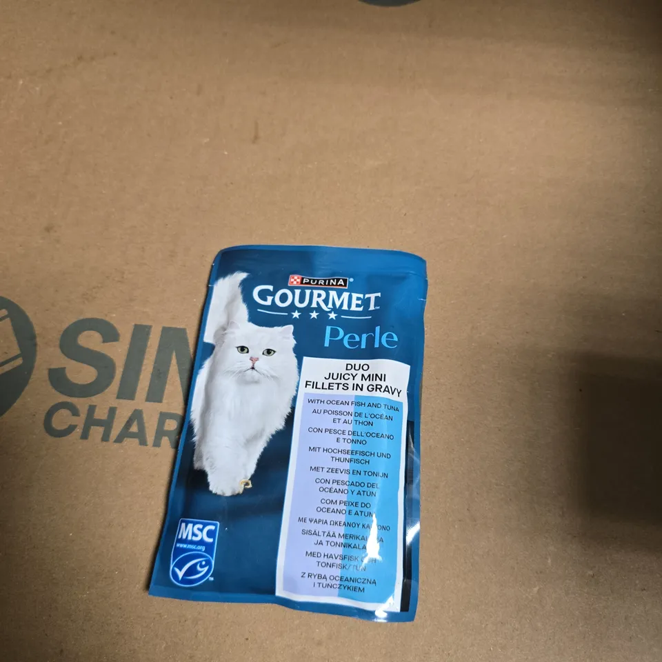 APPROXIMATELY 8 ASSORTED PET ITEMS INCLUDING FELIGHT CAT LITTER AND GOURMET PERLE CAT FOOD