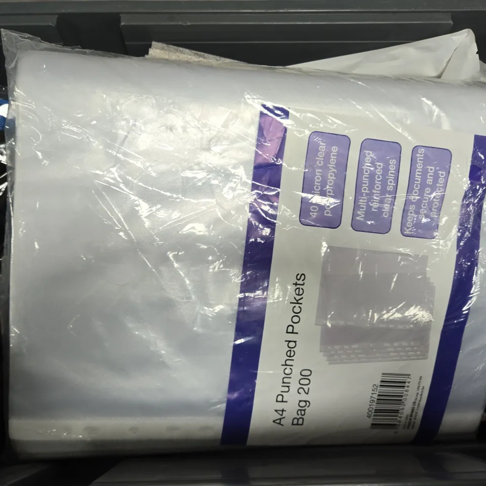 APPROXIMATELY 14 ASSORTED HOUSEHOLD ITEMS TO INCLUDE NUTMEG HOME COLOURING PENCILS, HARDBODY SILVER LEVER HANDLE, DEISS SWIVEL PEELER, ETC