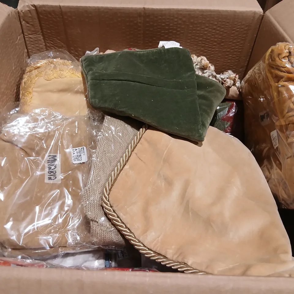 APPROXIMATELY 20 ITEMS OF ASSORTED TEXTILES AND SOFT FURNISHINGS 