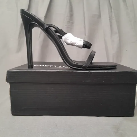 BOXED PAIR OF PRETTY LITTLE THING OPEN TOE HIGH HEEL SANDALS IN BLACK UK SIZE 7