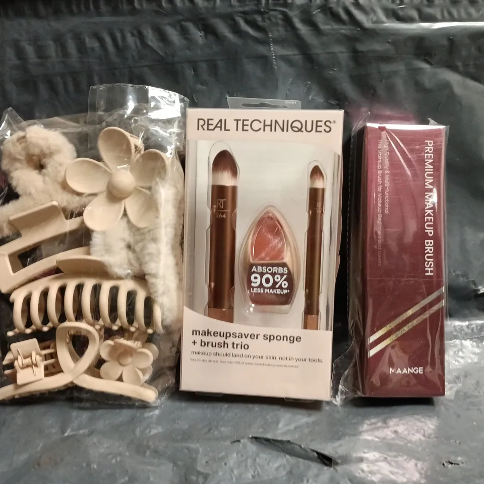 APPROXIMATELY 10 ASSORTED COSMETIC ITEMS TO INCLUDE BIOVÉNE, L'ORÉAL, ETC - COLLECTION ONLY